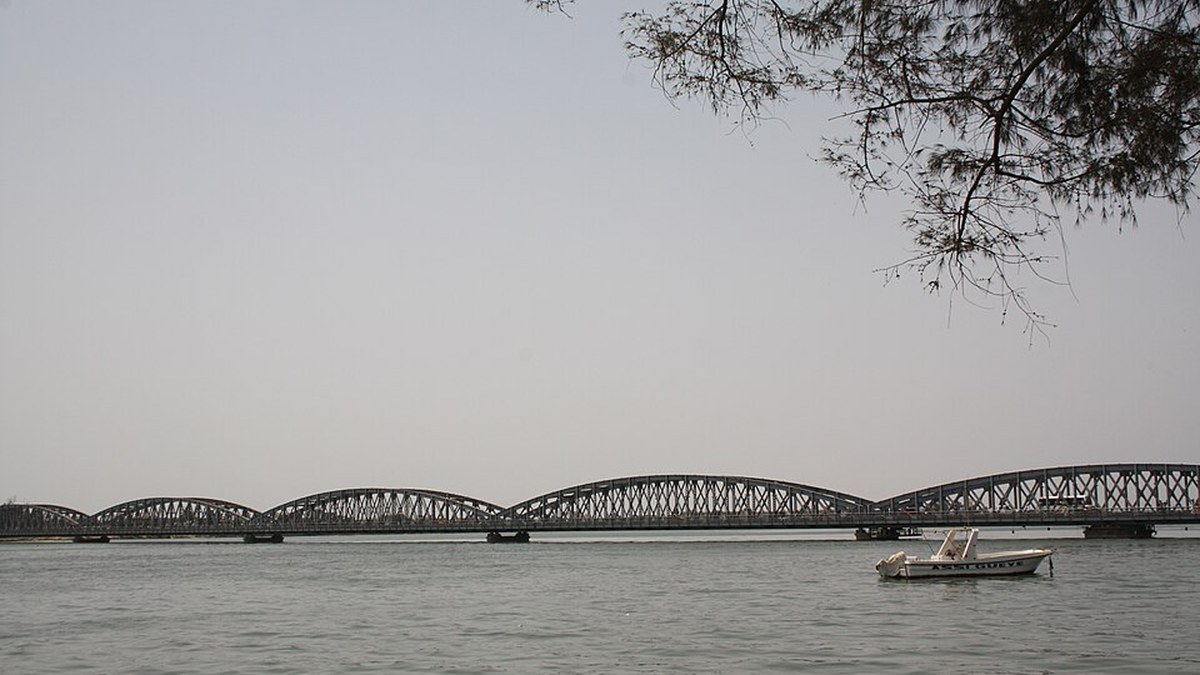 Puente Faidherbe y acceso a la isla histórica.