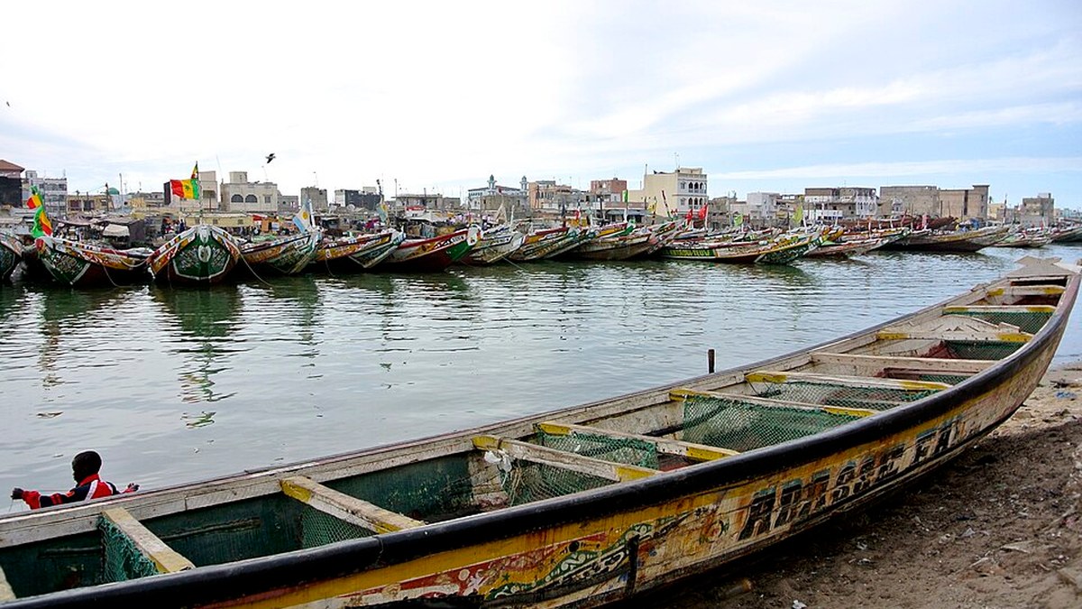 Barrio de Guet Ndar y sus piraguas junto al agua.