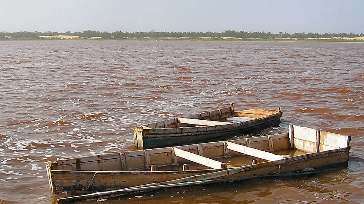 Orilla y coloración del lago Retba.