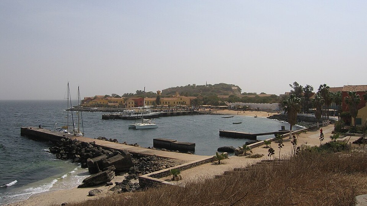 Vista de la costa y edificios de la isla de Gorée.