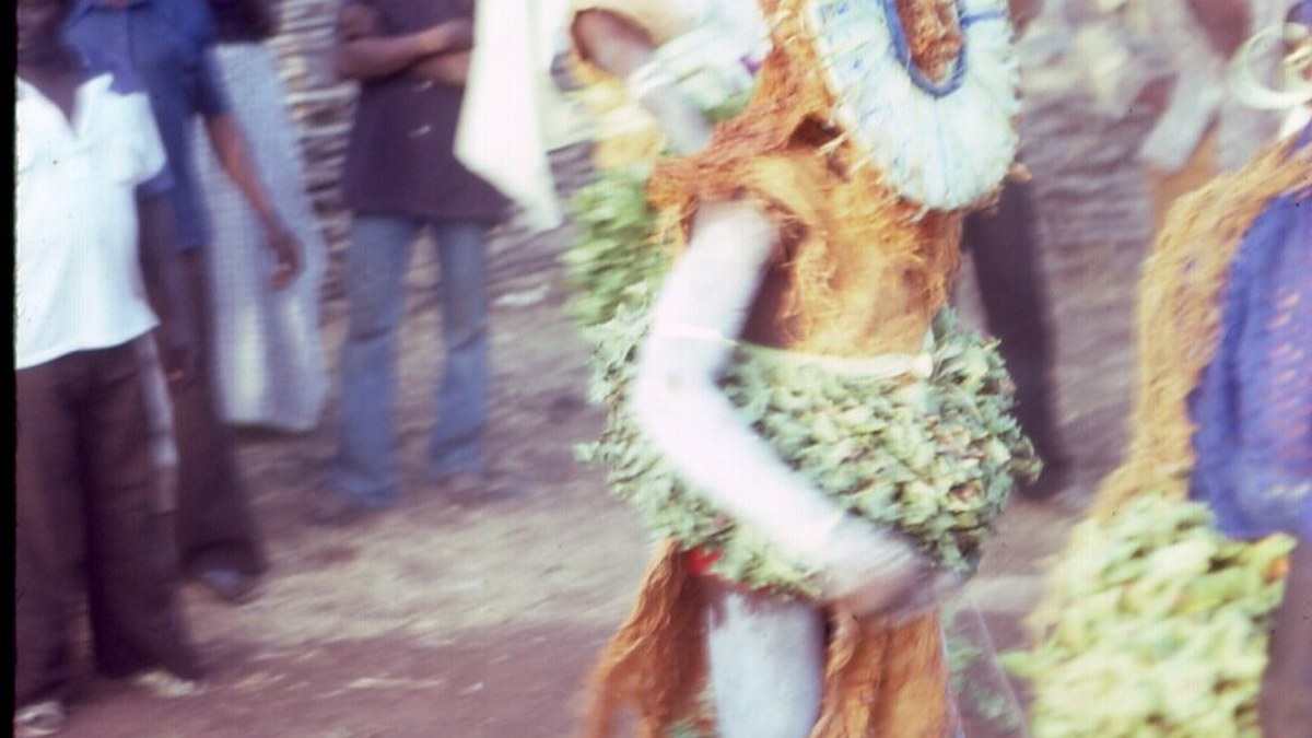 Registro histórico de una ceremonia en Bandafassi; no es una actividad garantizada.