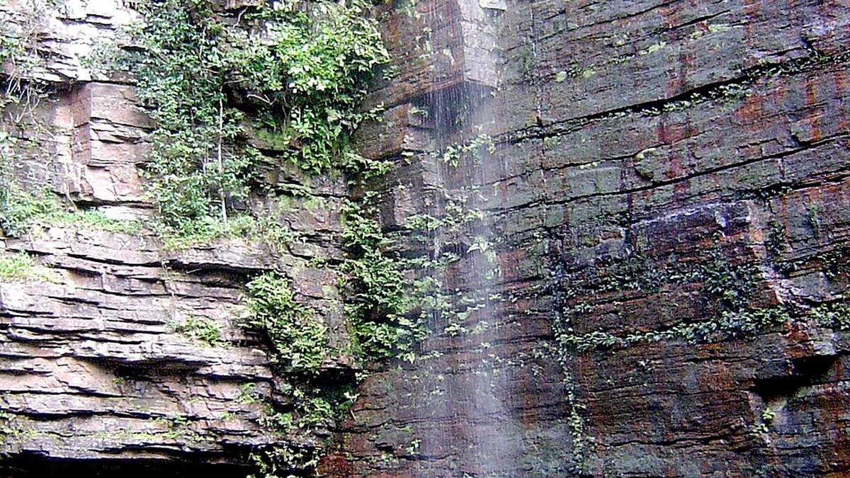 Cascada de Dindéfelo y su pared rocosa.